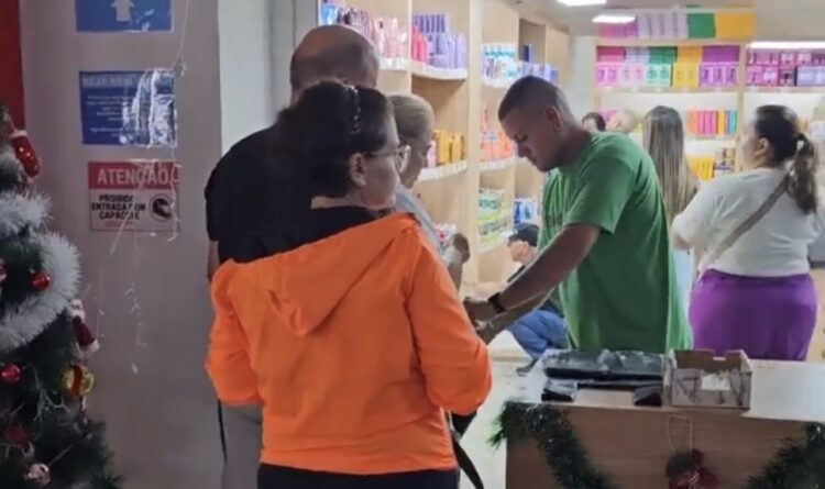 Loja lacra bolsas de clientes antes da entrada para evitar furt0s e provoca debate