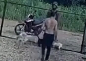 Homem é atraído ao portão por conhecido e sofre tentativa de execução