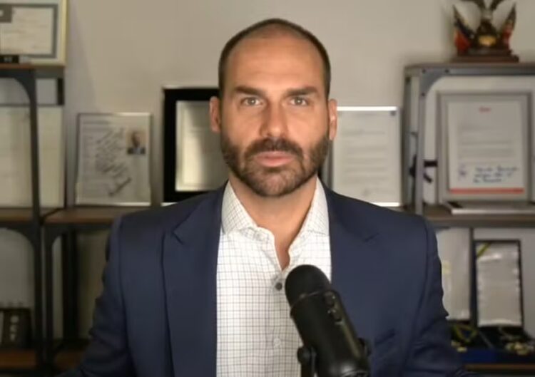 Eduardo Bolsonaro descarta Havaianas no lixo e critica campanha ideológica da marca