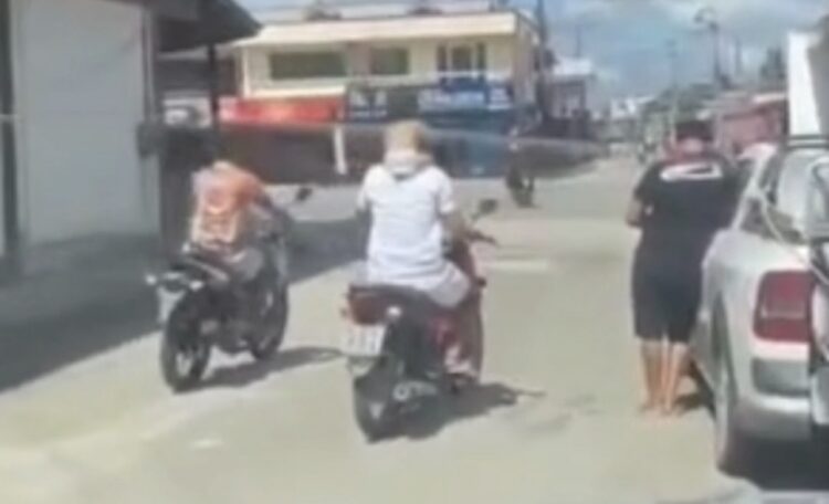Motociclista é flagrado levando criança nos ombros e vídeo causa revolta em Breves