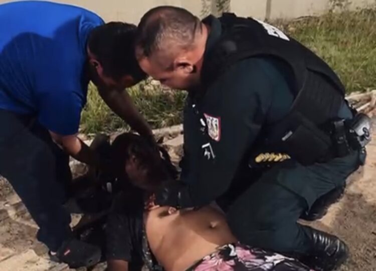 Em ato hercúleo, PMs salvam motociclista após mal súbito na Avenida Júlio César