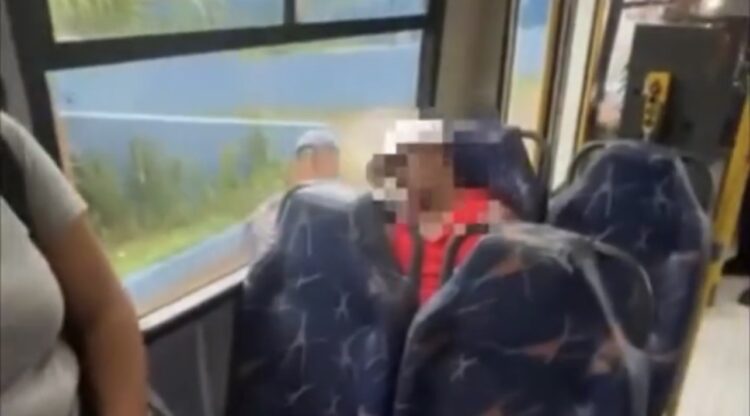 Suspeito finge dormir para tentar escapar de prisão em ônibus