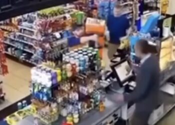 Com camisa do Goku, homem invade loja e atir4 em balconista