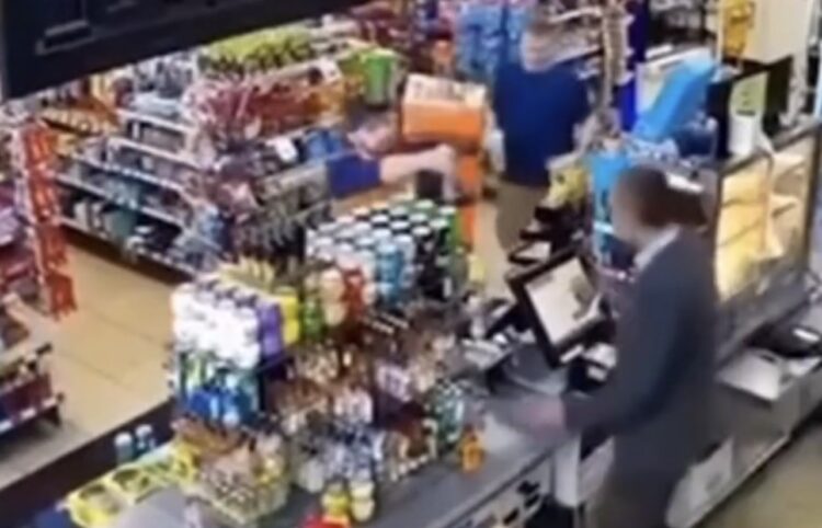 Com camisa do Goku, homem invade loja e atir4 em balconista