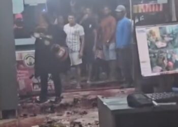 Mãe destrói bar após suspeitar que dono matou seu filho por suposta traição