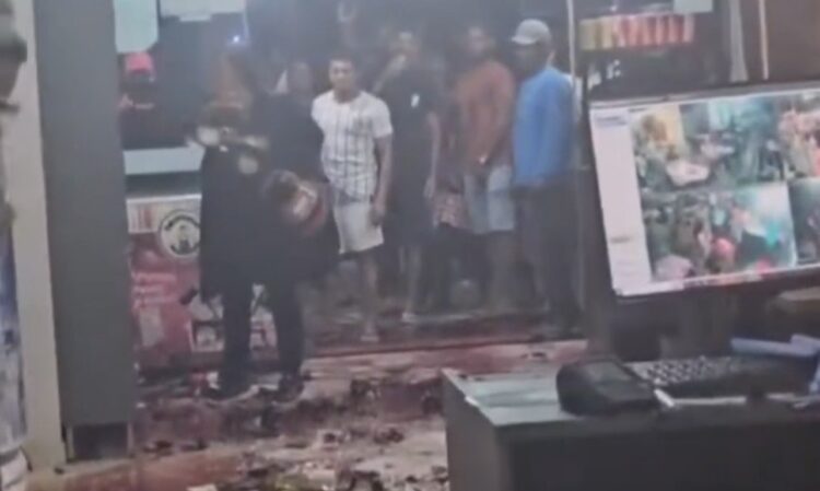 Mãe destrói bar após suspeitar que dono matou seu filho por suposta traição