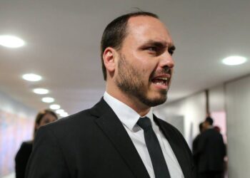Carlos Bolsonaro critica decisão de Moraes e diz que família vive refém de uma única autorização
