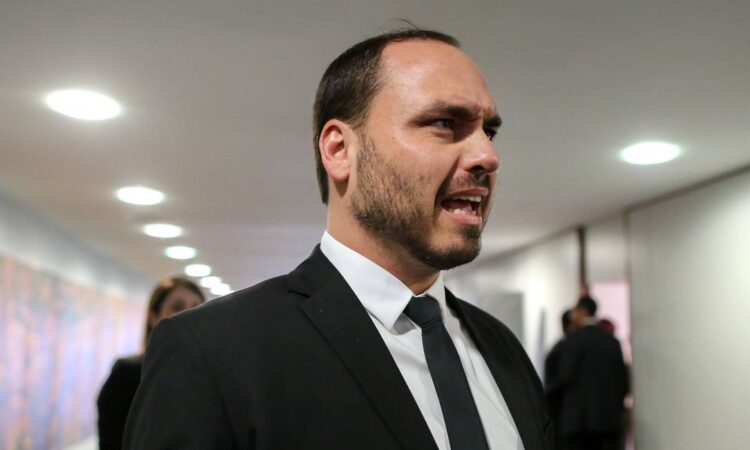 Carlos Bolsonaro critica decisão de Moraes e diz que família vive refém de uma única autorização