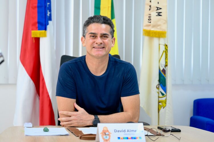 Prefeito de Manaus gera polêmica ao limpar a boca após beijar eleitora