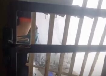 Mulher e filhos pedem socorro enquanto homem invade e destrói casa