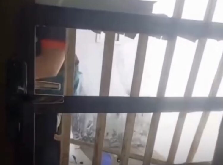 Mulher e filhos pedem socorro enquanto homem invade e destrói casa