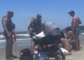 “Torrando no sol”: PM orienta pais a retirarem bebê da praia em Balneário Camboriú