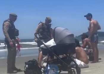 “Torrando no sol”: PM orienta pais a retirarem bebê da praia em Balneário Camboriú