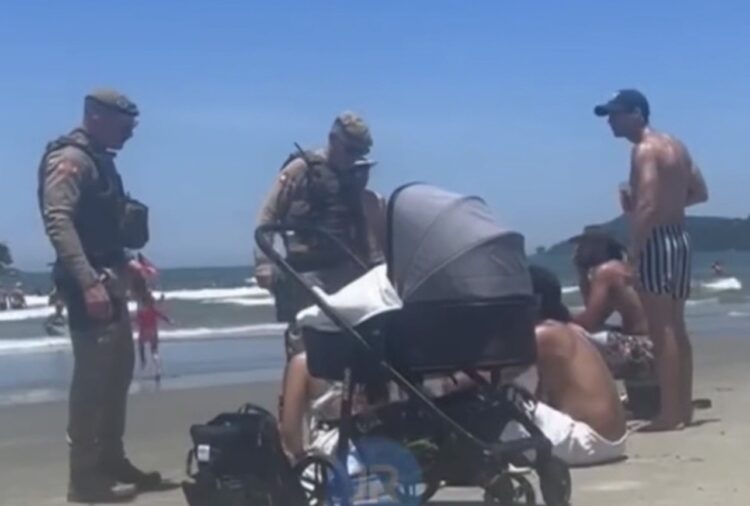 “Torrando no sol”: PM orienta pais a retirarem bebê da praia em Balneário Camboriú