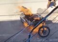 Homem ateia fogo em motocicleta e vai embora tranquilamente após o crime