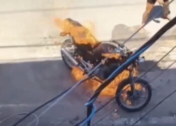 Homem ateia fogo em motocicleta e vai embora tranquilamente após o crime