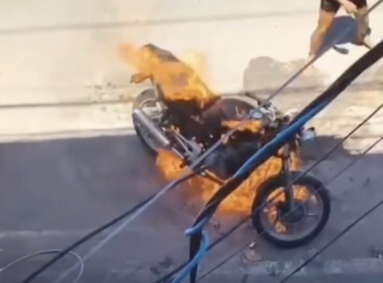 Homem ateia fogo em motocicleta e vai embora tranquilamente após o crime