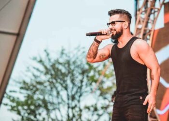 Dennis DJ perde a paciência após homem mostrar o dedo do meio durante show