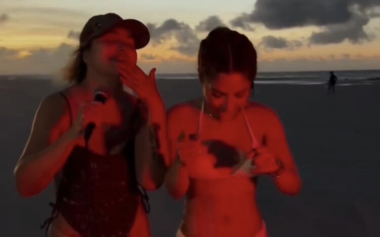 Manu Bahtidão e Rebeca Lindsay cantam juntas ao pôr do sol na Praia do Atalaia