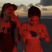 Manu Bahtidão e Rebeca Lindsay cantam juntas ao pôr do sol na Praia do Atalaia