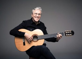 Aos 83 anos, Caetano Veloso surpreende ao dançar com energia no Batuke do Pretinho da Serrinha