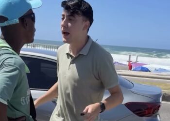 Homem confronta flanelinhas na praia e denuncia esquema de extorsão