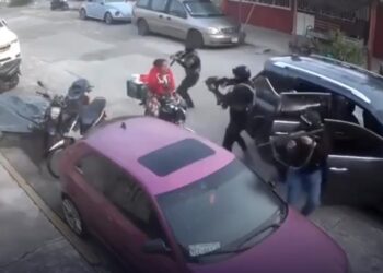 Criminosos armados com fuzis atacam policiais e fogem após troca de tiros no México