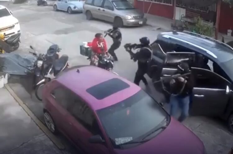 Criminosos armados com fuzis atacam policiais e fogem após troca de tiros no México