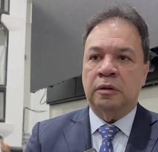 Cotado ao Senado, Chicão assina contrato de R$ 789 mil para locação de nobreaks — valor compraria mais de 2 mil unidades