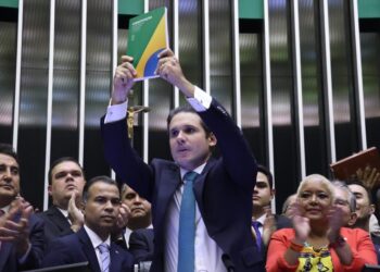 Em votação durante a madrugada, Câmara aprova projeto para reduzir a pena de Bolsonaro e condenados do 8 de Janeiro