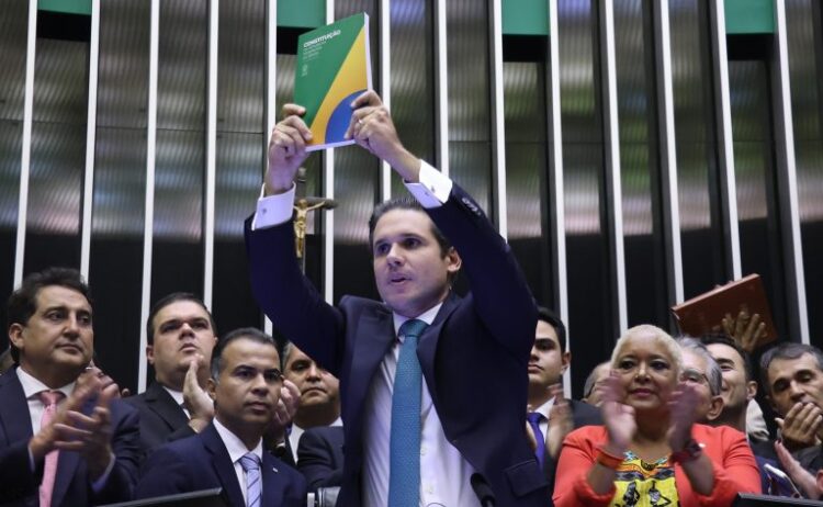 Em votação durante a madrugada, Câmara aprova projeto para reduzir a pena de Bolsonaro e condenados do 8 de Janeiro