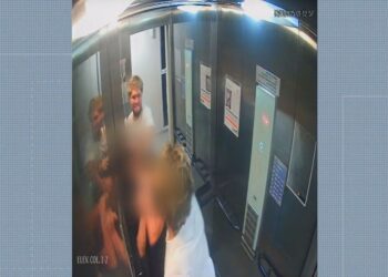 Vídeo flagra momento em que americano esp4nc@ namorada dentro de elevador no Rio de Janeiro