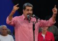 Em meio à tensão com os EUA, Maduro passa vergonha e canta em praça pública