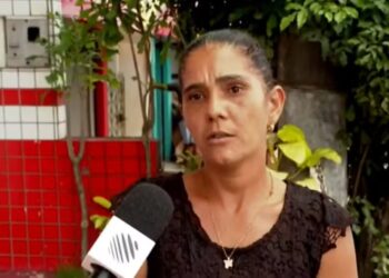 Aos prantos, mãe é impedida de participar da formatura da filha em escola pública de Salvador por não pagar taxa da cerimônia