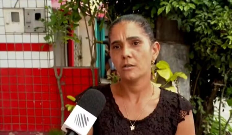 Aos prantos, mãe é impedida de participar da formatura da filha em escola pública de Salvador por não pagar taxa da cerimônia