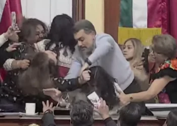 Deputadas brigam com socos e puxões de cabelo durante sessão na câmara do México