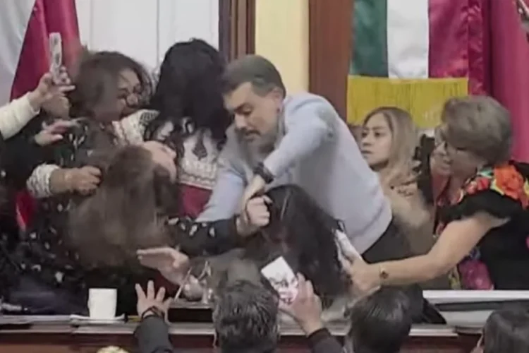 Deputadas brigam com socos e puxões de cabelo durante sessão na câmara do México
