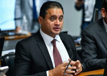 PF faz buscas contra senador Weverton Rocha em nova fase de operação sobre fr4udes no INSS