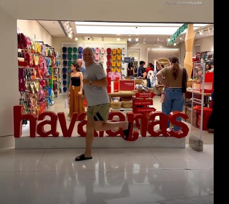 Em frente a loja, apresentador Sikêra Júnior ironiza Havaianas após campanha polêmica: “Que venha 2026”