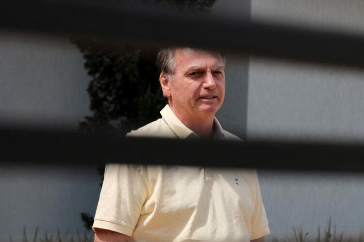 Veja o momento em que Bolsonaro é levado para hospital sob escolta da polícia