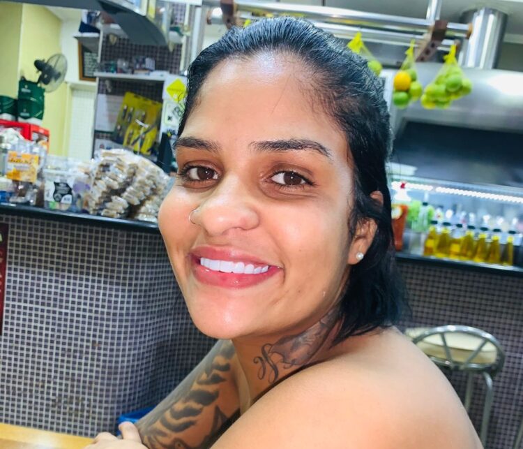 Corpo de Tainara Souza, que morreu após ser arrastada pelo ex, chega ao cemitério para velório em São Paulo