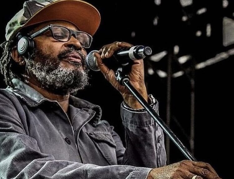 Edson Gomes alfineta políticos durante show em Salvador: “querem que sejamos sempre pobres”