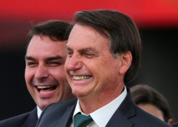 Bolsonaro escolhe filho mais velho, Flávio Bolsonaro, como nome da direita para a disputa presidencial de 2026