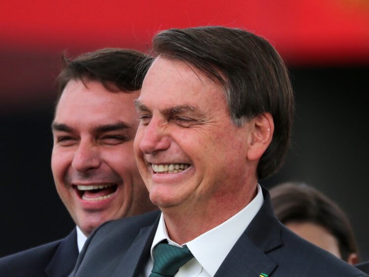 Bolsonaro escolhe filho mais velho, Flávio Bolsonaro, como nome da direita para a disputa presidencial de 2026