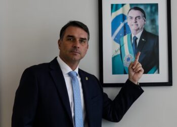 Bolsa tem maior queda desde 2021 e dólar sobe 2,3%; analistas associam à notícia da pré-candidatura de Flávio Bolsonaro