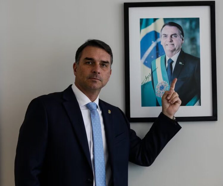 Bolsa tem maior queda desde 2021 e dólar sobe 2,3%; analistas associam à notícia da pré-candidatura de Flávio Bolsonaro