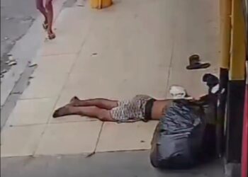Vídeo mostra morador de rua tendo saco de lixo roubado enquanto dormia