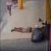 Vídeo mostra morador de rua tendo saco de lixo roubado enquanto dormia