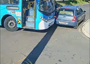 Em Campinas, após discussã0 de trânsito, ônibus arrasta carro que estava parado em local proibido; vídeo impressiona