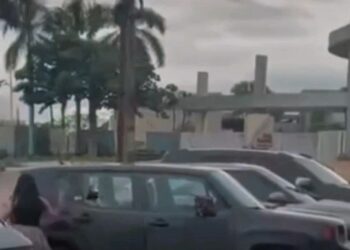 Mulher destrói carro após descobrir traição e pegar marido com amante em Redenção, no Pará